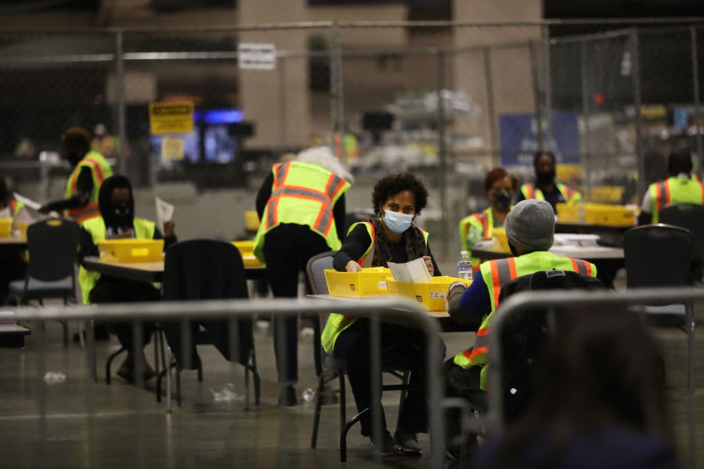 Un factor decisivo en estas elecciones: así va el conteo del voto por correo en los estados que Trump y Biden pelean ferozmente