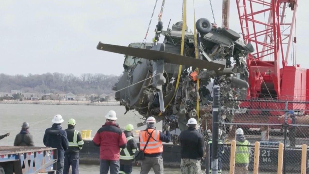 El accidente se produjo cuando un vuelo de American Airlines y un helicóptero militar en maniobras de entrenamiento colisionaron en el aire cerca del Aeropuerto Nacional Ronald Reagan de la capital. Ambas aeronaves cayeron en el río Potomac.