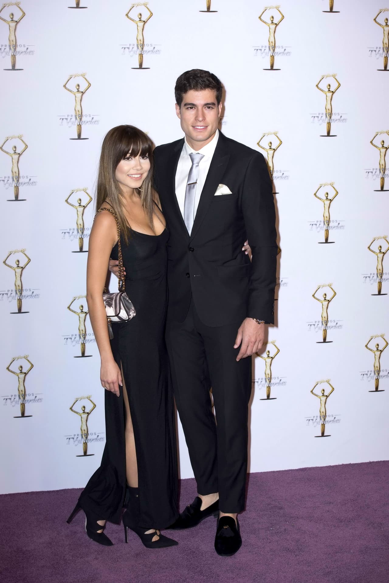 <b><a href="http://www.univision.com/temas/danilo-carrera">Danilo Carrera</a></b> fue otro de los famosos que no llegó sólo al evento, él y acompañante vistieron de negro.