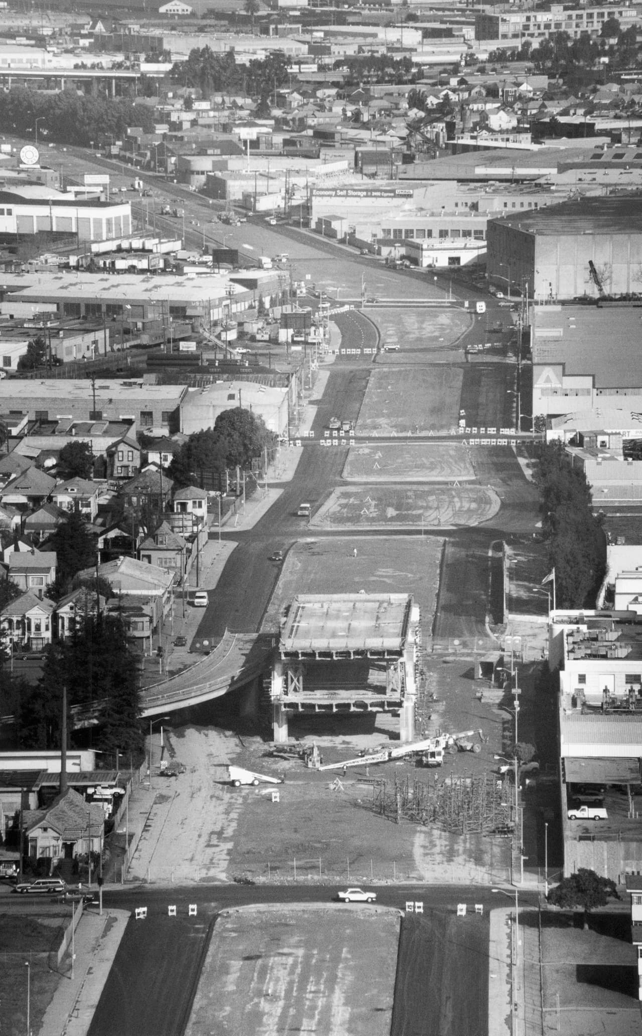 Para enero de 1990, a tres meses del terremoto de Loma Prieta, la mayor parte del viaducto elevado de la ciudad de Oakland había sido demolido. La única sección que permaneció de piese utilizó por varios meses para realizar pruebas sobre resistencia sísmica.