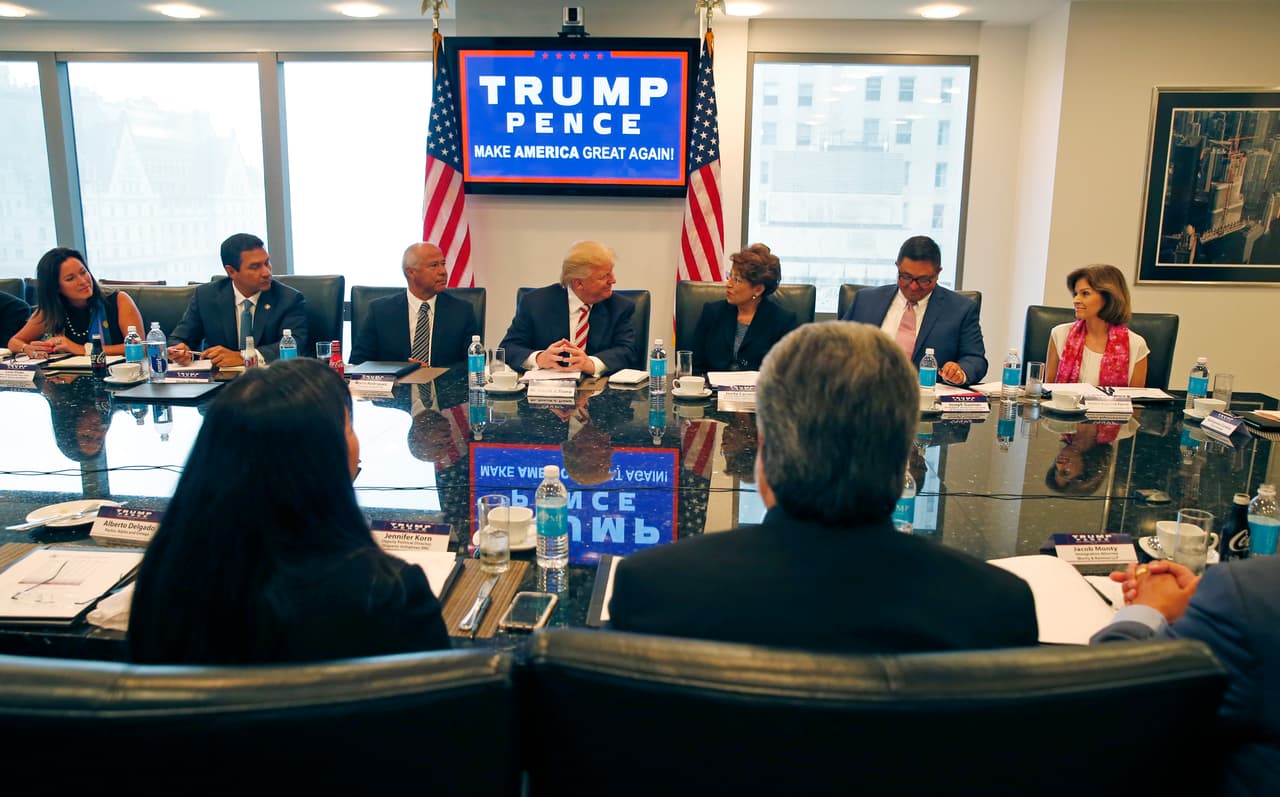 En el extremo izquierdo de la imagen, Lolita Zinke (casada con un congresista de Montana) y Javier Polit (ejecutivo en Coca Cola). En el derecho, Joseph Guzman (un político republicano de Michigan) y Helen Aguirre (analista).