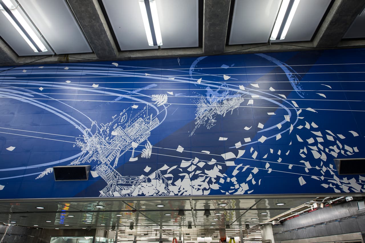 “Blueprint for a Landscape”, de Sarah Sze, parece improvisar el tsunami cuyos vientos mecerían el rostro de cada pasajero que llega y se va. En él, Sze pone a volar hojas, pájaros, papel, andamios.