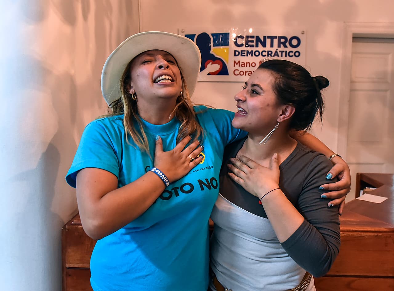 Algunos activistas por el ‘no’ celebran la victoria en el plebiscito. El pacto definitivo fue 
<b><a href="http://www.univision.com/noticias/proceso-de-paz/acuerdo-de-paz-lider-de-las-farc-pide-perdon-a-los-colombianos-por-el-dolor-causado">firmado el pasado 26 de septiembre por Santos y 'Timochenko'</a></b>. En ese acto fueron homenajeados los ocho millones de víctimas que dejó la guerra.
<br>