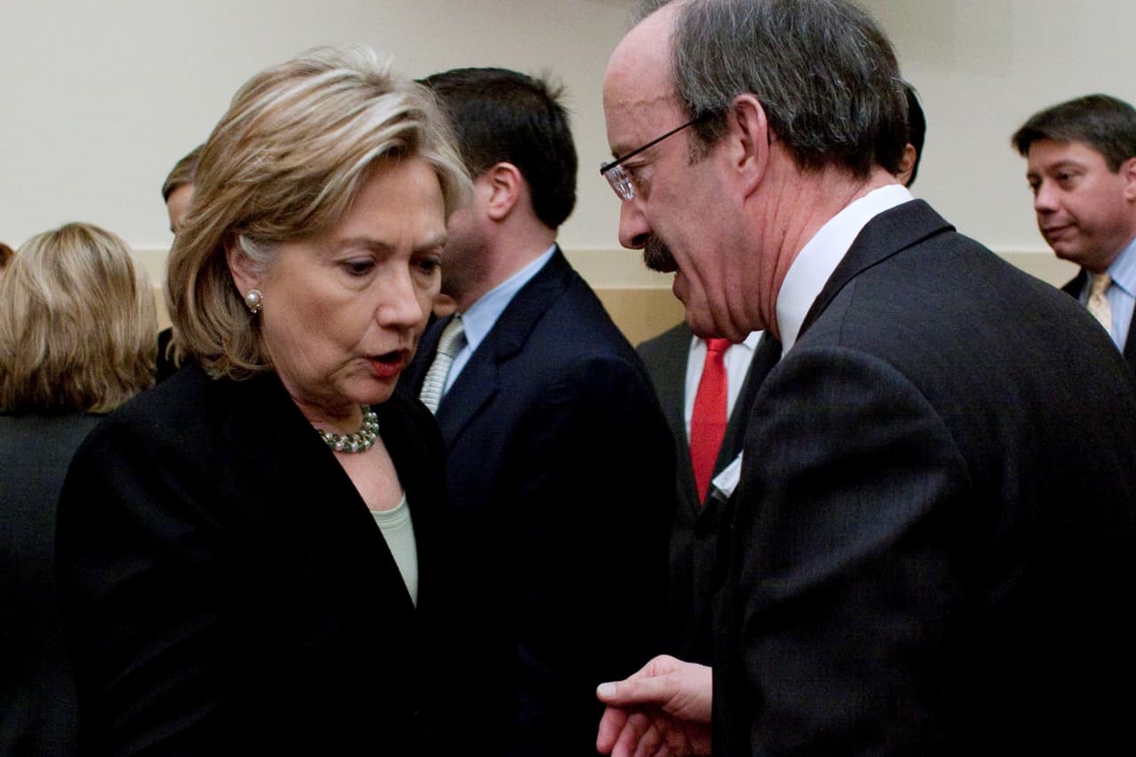 Hillary Clinton debuta en la campaña metiéndose en la más reciente batalla entre demócratas moderados y liberales