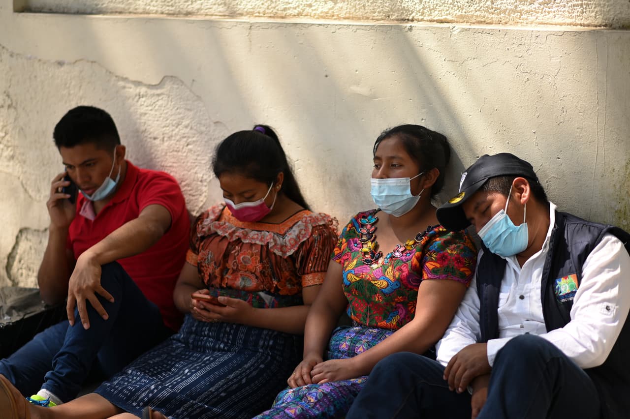 Viajaron unas 
<b>seis horas desde Comitancillo a Ciudad de Guatemala. </b>Cuando llegaron a la Cancillería, las autoridades no pudieron confirmarles la muerte de sus familiares, pero algunos sí permitieron que se les tomaran muestras de sangre para hacer pruebas de ADN con los restos hallados en Camargo.