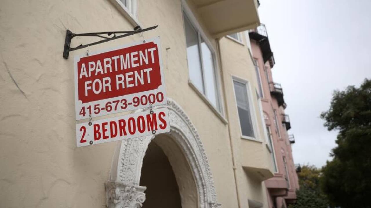 <h3 class="cms-H3-H3">¿Cómo funciona?</h3>
<br>La familia que reciba un vale de vivienda es responsable de encontrar una unidad de vivienda adecuada de su elección donde el propietario acepte alquilar según el programa. Esta unidad puede incluir la residencia actual. Las unidades de alquiler deben cumplir con los estándares mínimos de salud y seguridad de la PHA.