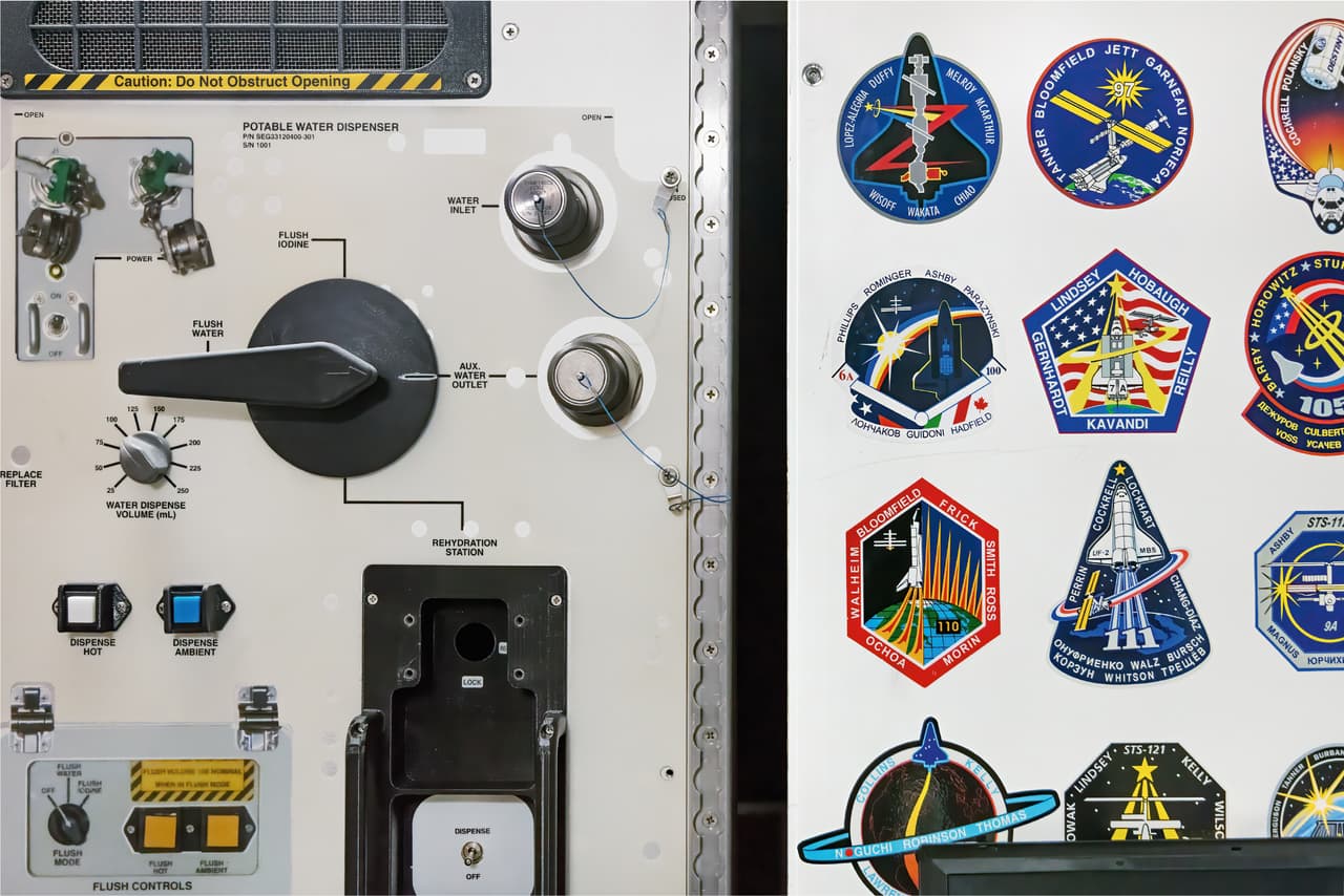 Un dispensador de agua potable dentro de la estación espacial. Los astronautas deben aprender a trabajar en este entorno remoto, aislado, confinado y sin gravedad, que además será su hogar por varios meses.