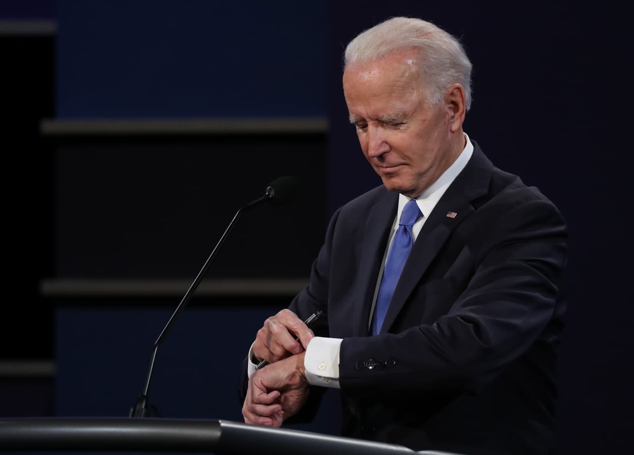 El candidato demócrata pareció ver su reloj, tocándolo con la otra mano y recordó a muchos el gesto que tuvo el presidente George Bush padre durante una asamblea ciudadana durante la campaña de 1992, cuando aspiraba a la reelección.