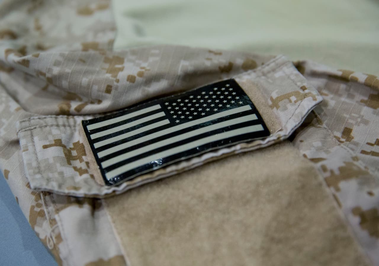 La bandera de una camiseta utilizada por uno de los miembros del equipo SEAL que atacó el escondite de Bin Laden.
<br>
<br>El Museo está abierto con medidas de protección contra la propagación del covid-19 y se mantiene realizando recorridos que “garantizan una experiencia segura en el Museo”. 
<br>