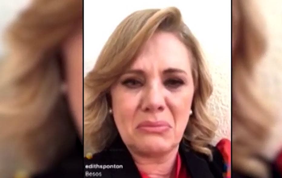 La noche de ese día, publicó un video 
<b><a href="https://www.univision.com/famosos/al-borde-del-llanto-erika-buenfil-siguio-a-laura-flores-y-confrontaron-a-su-presunta-victima-alejandra-avalos-video">al borde del llanto</a></b> en el que volvió a negar todo: "Mientras yo trabajo, otras personas hablan de mí desde su casa. Yo lo único que puedo decir es que se pongan a trabajar". 
<br>