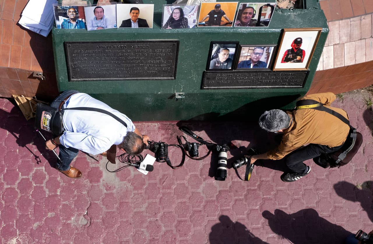Según cifras de la organización Artículo 19, que trabaja en defensa de la libertad de expresión, desde López Obrador llegó al poder, en diciembre de 2018, se han contabilizado
<b> 1,945 agresiones contra la prensa en México, </b>incluyendo 33 asesinatos y 2 desapariciones, un 85 % más que en el primer trienio de 
<a href="https://www.univision.com/temas/enrique-pena-nieto">Enrique Peña Nieto. </a>