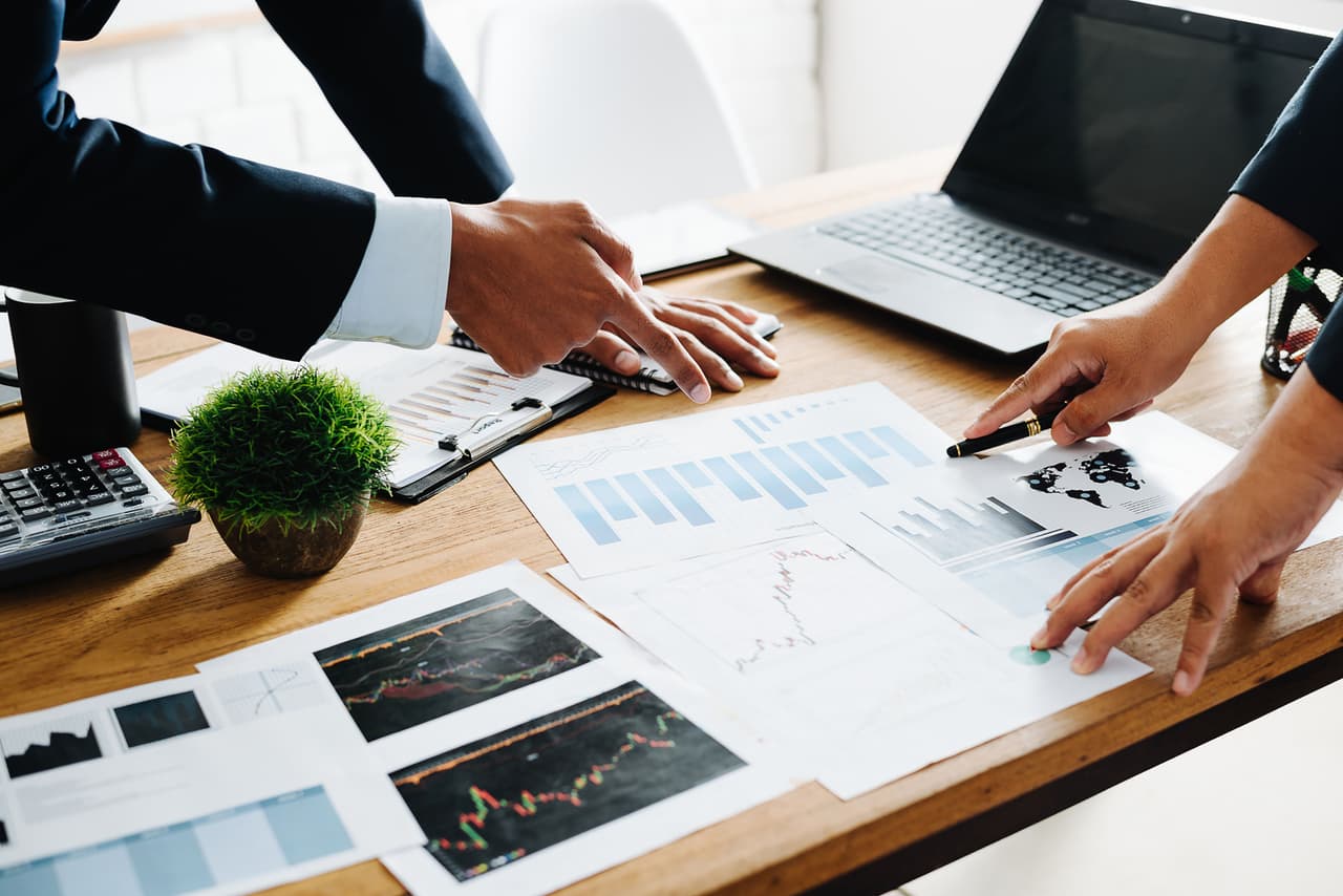 <b>Puesto 17. Analista de gestión</b>
<br>
<br>Industria: negocios
<br>
<br>Salario anual promedio: 87,660 dólares
<br>
<br>Tasa de desempleo: 4.8%
<br>
<br>Proyección del crecimiento para 2030: 14% (124,000 nuevos trabajos)
<br>
<br>Estos profesionales analizan el funcionamiento de una empresa y determinan cómo pueden ser competitivas en el mercado. Para ejercer este trabajo se necesita al menos una licenciatura y años de experiencia laboral, pero puede resultar más conveniente si se obtiene una maestría en administración de empresas.