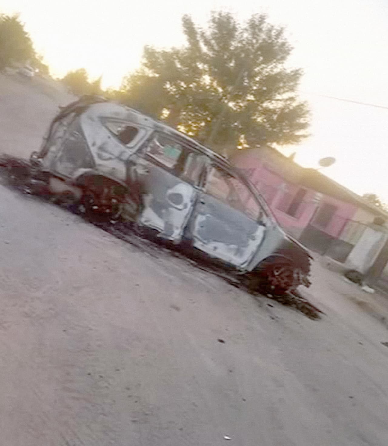 "Mi hermana podía ver el humo de su casa y escucharon los disparos", continuó Staddon. "Sabíamos que el vehículo estaba en llamas y había agujeros de bala en todo el lugar. Tomó una hora más o menos obtener información de que estaban en él. Los 4 niños, todos estaban muertos”, dijo.