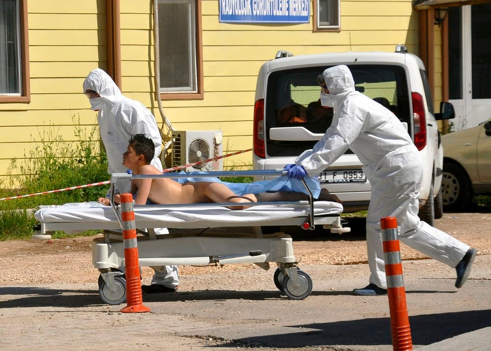 Expertos turcos trasladan a una víctima del supuesto ataque químico en Idilib.