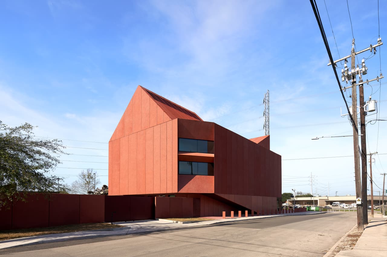 El revestimiento exterior consiste en un hormigón prefabricado fabricado en la Ciudad de México e imbuido de un rico color rojo.
