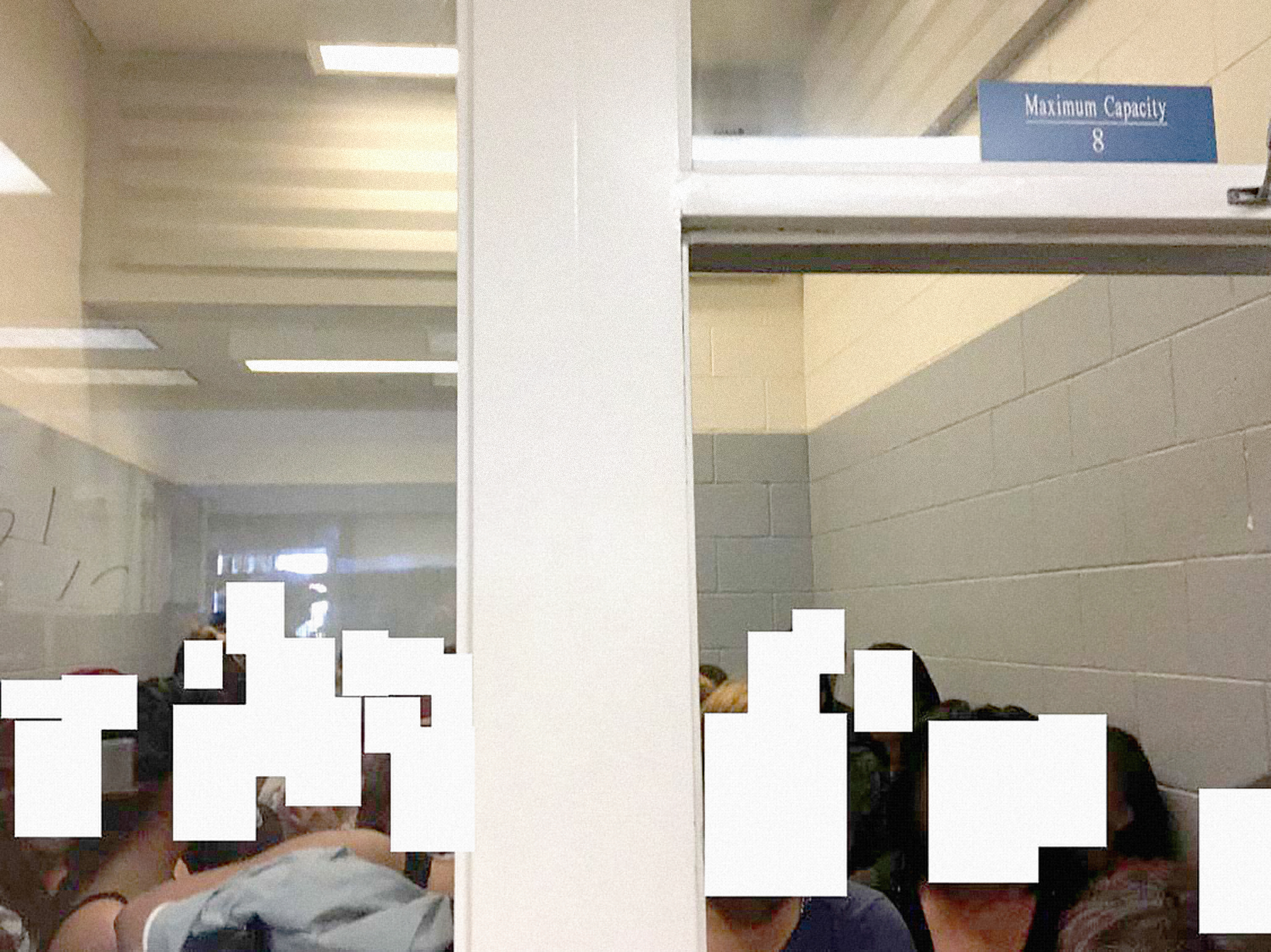 El espacio de la imagen está diseñado para acoger 
<b>ocho mujeres y ese día contaron 41.</b> Las autoridades migratorias de CBP y del Servicio de Inmigración y Aduanas (ICE) han alertado de que en la frontera sur se vive una "crisis humanitaria sin precedentes" e incluso han dicho que sus espacios son insuficientes para atender al volumen de centroamericanos que están llegando a diario al país para pedir asilo. El reporte de la Oficina del Inspector General asegura que revisó los estándares de Transporte, Acompañamiento, Detención y Búsqueda de CBP y que ellos establecen que 
<b>"bajo ninguna circunstancia se debe exceder la tasa de ocupación (en celdas) fijada". </b>Para esta instalación es de 125 personas. Aún así, detectaron niveles de hacinamiento que catalogaron como "peligrosos" durante los dos días de inspecciones sorpresa al centro.