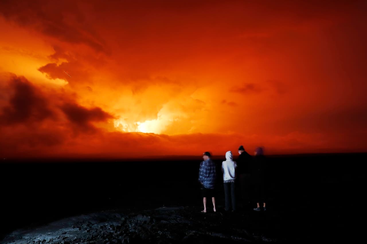 El volcán está expulsando piedras y lava con una fuerza que eleva el material volcánico entre 30 y 60 metros de altura desde tres fisuras separadas de una longitud estimada entre 1.6 y 3.2 kilómetros (1 y 2 millas). Los gases volcánicos que salen de los respiraderos, principalmente el dióxido de azufre, son dañinos, advirtieron las autoridades.