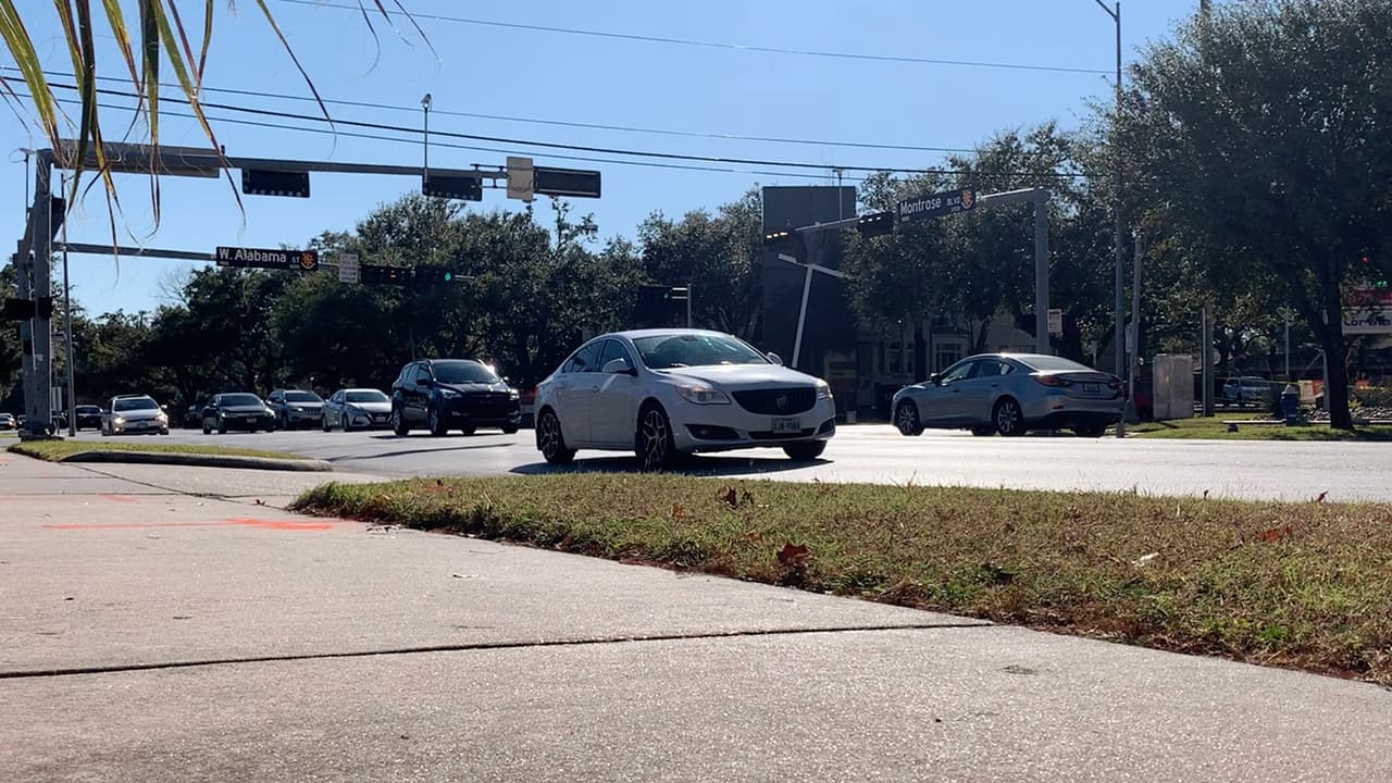 Los funcionarios encargados de hacer cumplir la ley dicen que muchas de las 
<a href="https://www.univision.com/local/houston-kxln/el-negocio-de-placas-temporales-en-redes-sociales-un-fraude-en-el-que-siguen-cayendo-muchos-hispanos">placas son falsas</a> y se crearon como una forma de evitar pagar peajes.