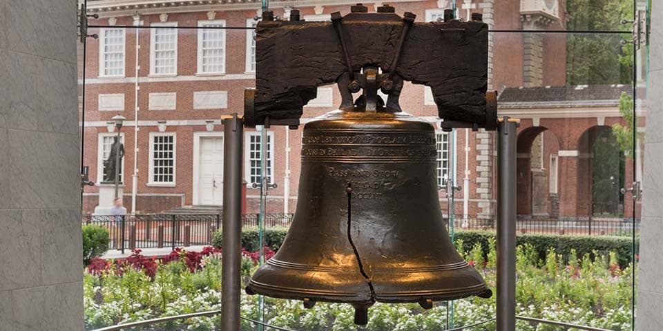 <b>Liberty Bell Center</b>: A lo largo del amplio y luminoso Liberty Bell Center, enconrtrarás documentos e imágenes históricos de gran envergadura que exploran los hechos y los mitos que rodean a la campana más famosa de Estados Unidos. La estructura de 2,080 libras, en su mayoría de cobre, también crea una oportunidad para tomar fotografías dramáticas, con el Independence Hall al fondo detrás de las paredes con ventanas de vidrio.