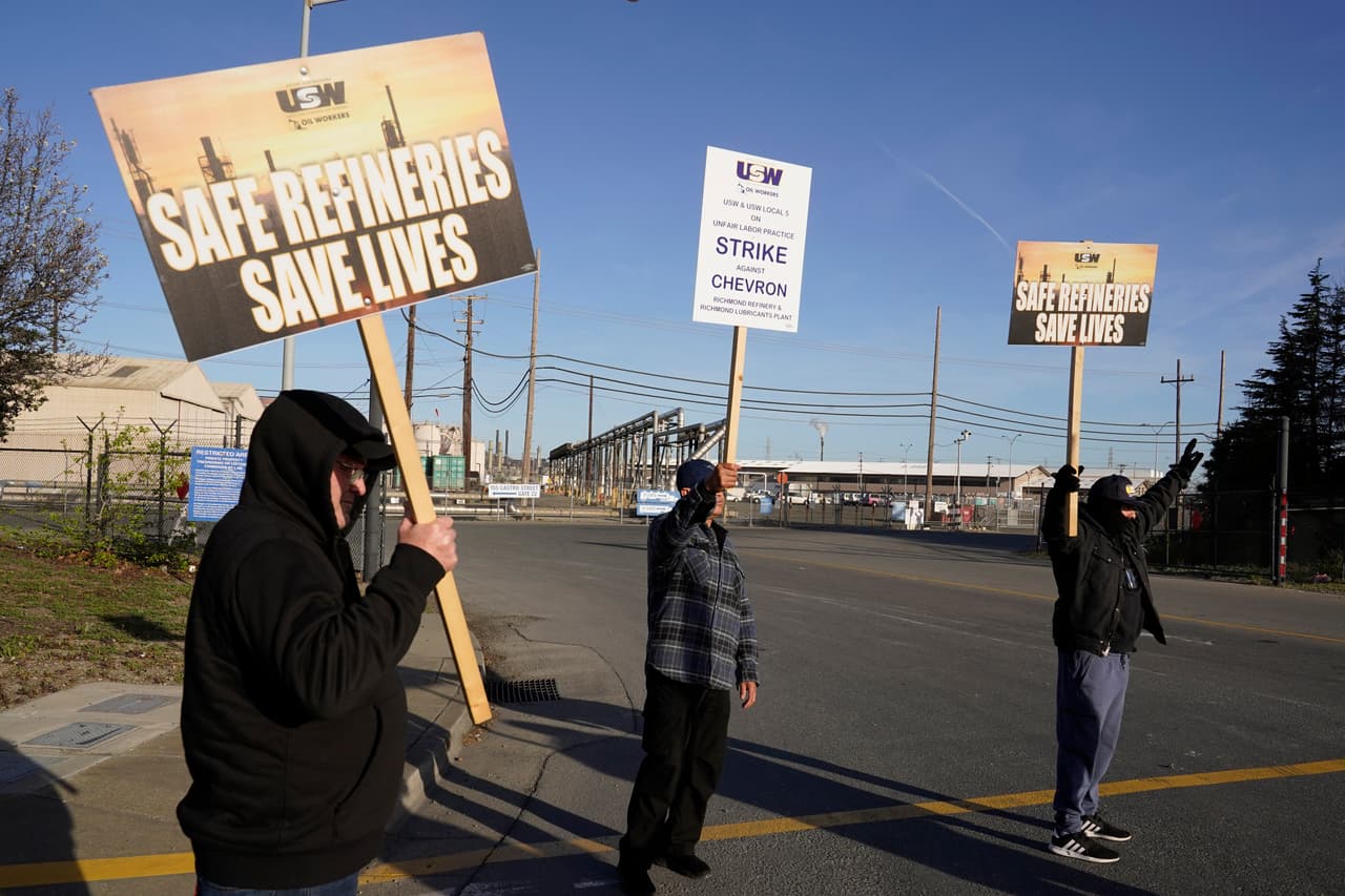 Chevron, con sede en San Ramón, California, indica en su sitio web que 
<b>la refinería produce gasolina, diésel, combustible para aviones y aceites lubricantes.</b>
<br>
