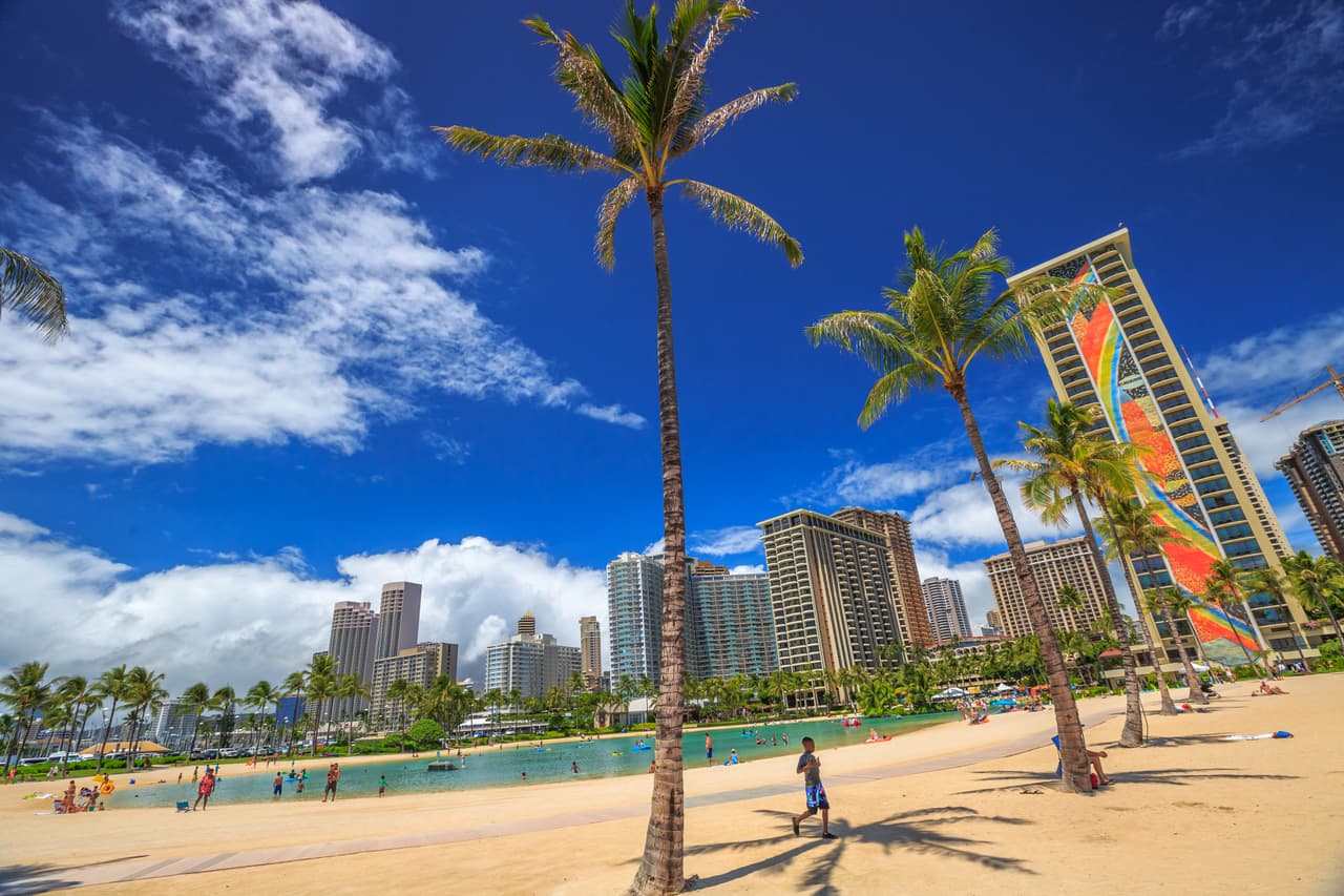<b>Puesto 15. Hawaii</b>
<br>
<br>Porcentaje de hogares que reciben cupones de alimentos: 17.2%.
<br>
<br>Total de hogares que reciben cupones de alimentos: 79,929.
<br>
<br>Beneficio promedio por hogar: 459 dólares (el puesto 1 más alto entre todos los estados). 
<br>
<br>Esta tiene una tasa de inseguridad alimentaria extremadamente baja, pero durante la pandemia de covid-19, 
<a href="https://www.feedingamerica.org/research/coronavirus-hunger-research"><u>esta variable aumentó más de 50%</u></a>.