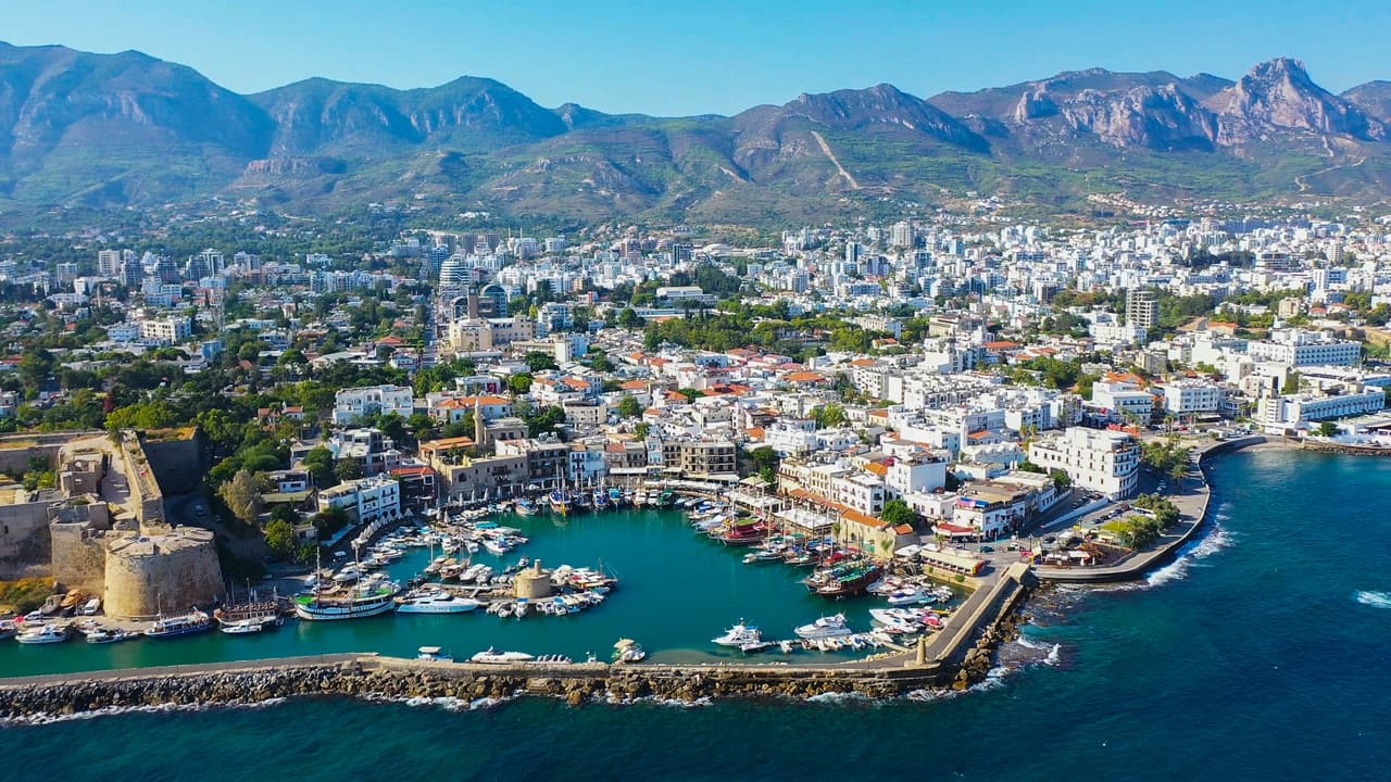 <b>Chipre</b>. Ofrece la ruta más rápida a la ciudadanía de un país europeo a través de la inversión. Necesita gastar 2,300,000 dólares en bienes raíces y hacer donaciones de alrededor de 176,000 dólares a programas de desarrollo del gobierno. Puede solicitar la ciudadanía después de seis meses de realizada la inversión y después podrá viajar sin visa a 174 destinos en todo el mundo.