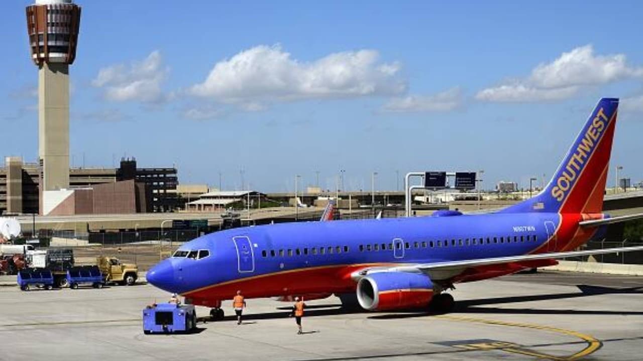 También se puede reservar con tiempo para pasar por el área de control del punto de control de seguridad de la TSA, utilizando el programa 
<a href="https://www.univision.com/local/arizona-ktvw/ahorra-tiempo-control-seguridad-aeropuerto-phx-reserve-fotos">PHX RESERVE</a>. Las reservas se pueden realizar con hasta seis días de antelación.