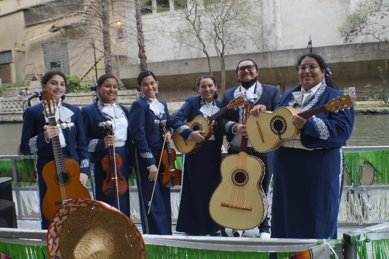 <h2 class="cms-H2-H2">Ford Mariachi Festival</h2>
<br>
<ul>
 <li class="li1">Cuándo: 29 de abril</li>
</ul> 
<ul>
 <li class="li1">Hora: 18:00 a 20:30 horas</li>
</ul> 
<ul>
 <li class="li1">Dónde: San Antonio Riverwalk</li>
</ul> 
<ul>
 <li class="li1">Qué es: Con la música de los grupos de mariachis mas reconocidos de preparatorias y universidades.</li>
</ul> 
<ul>
 <li class="li1">Costo: Gratis y Pet Friendly</li>
</ul>