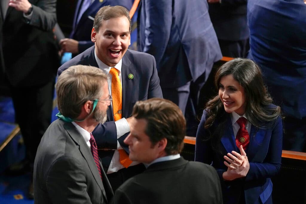 El fuerte cruce verbal entre Mitt Romney y George Santos en el Congreso: "Deberías estar avergonzado"