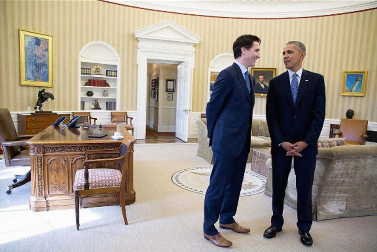 <b>Aliados del norte.</b> Sobre la visita oficial de Justin Trudeau a Donald Trump, Pete Souza publicó esta fotografía del Primer Ministro canadiense con Barack Obama en la oficina Oval. La acompaño con una sola palabra: Aliados. 
<br>