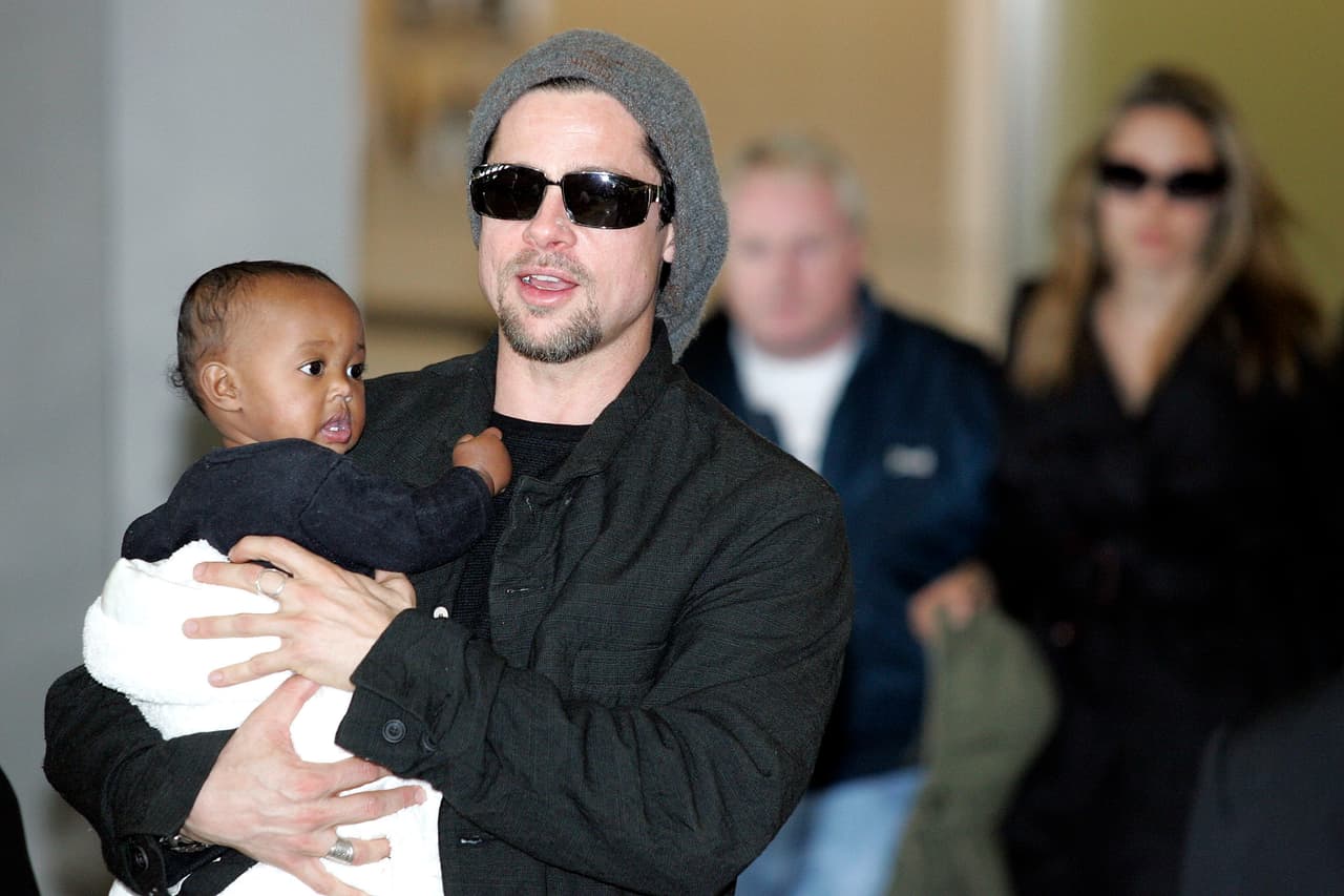 Brad Pitt y Angelina Jolie desafiaron con su amor a una de las grandes adoraciones de los estadounidenses: a Jennifer Aniston, que se había clavado en el corazón de cada americano con su papel de Rachel en la serie 
<i>Friends.</i> El mundo entró en una encrucijada que llevó a que se crearan el 'Team Jolie' y el 'Team Aniston', mientras Brad Pitt sostenía en brazos a la pequeña Zahara Marley Jolie en la promoción de la película en Japón.