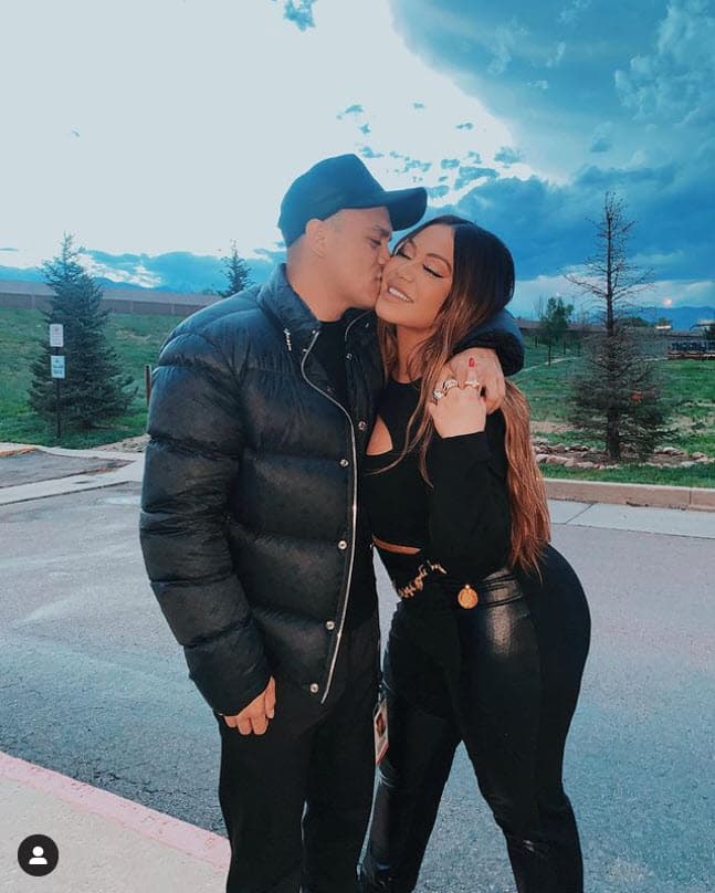 Lo hace feliz ante los nuevos bríos que parecen avecinarse ahora que es una mujer legalmente soltera mientras continúa dándose una nueva oportunidad en el amor.
<br>
