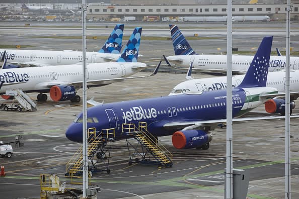 JetBlue anuncia que habrá menos vuelos desde Nueva York este verano
