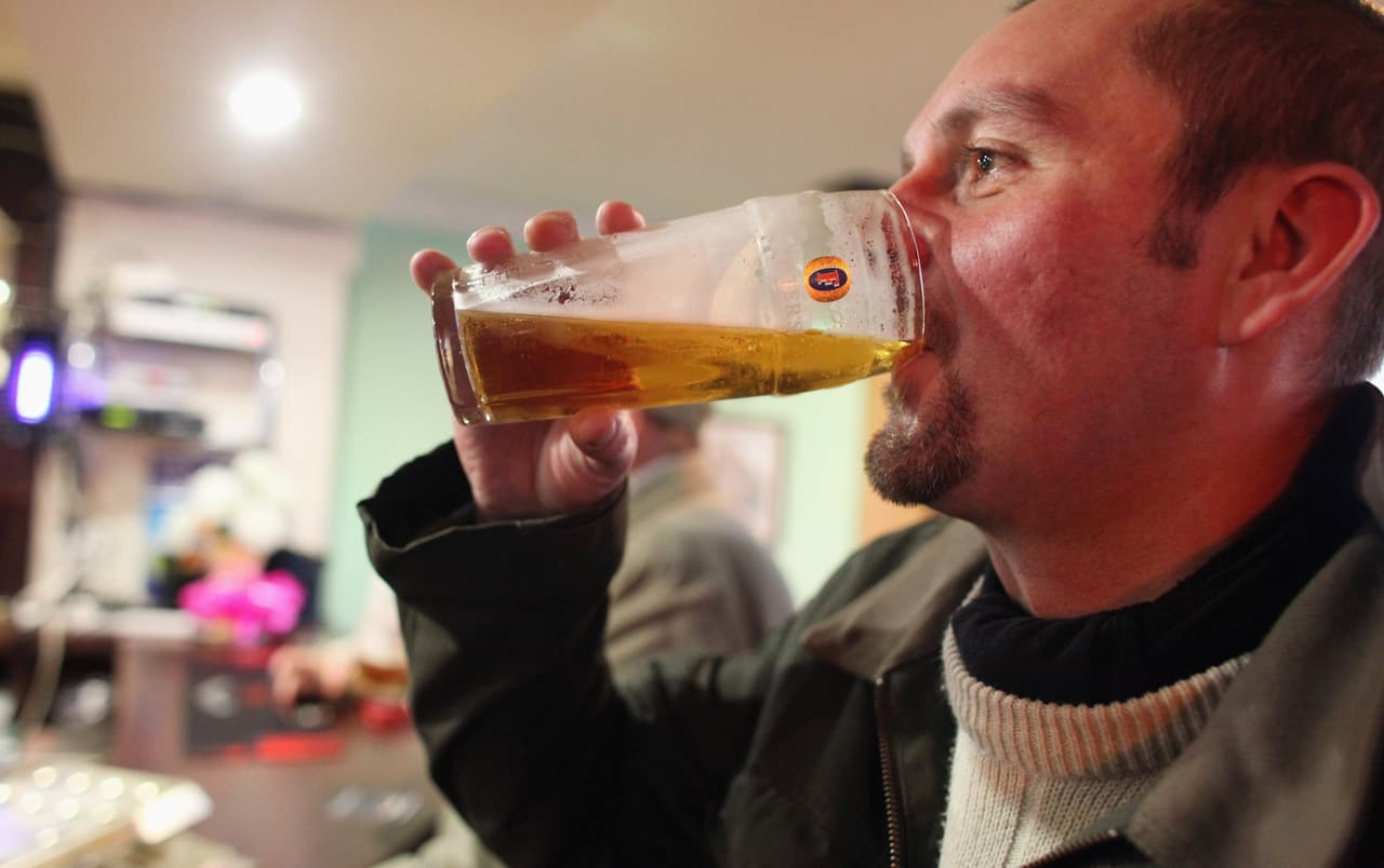 Debido a que el cerebro de los bebedores en exceso siente un intenso placer del alcohol, tienen un poderoso motivo para beber en exceso una y otra vez.