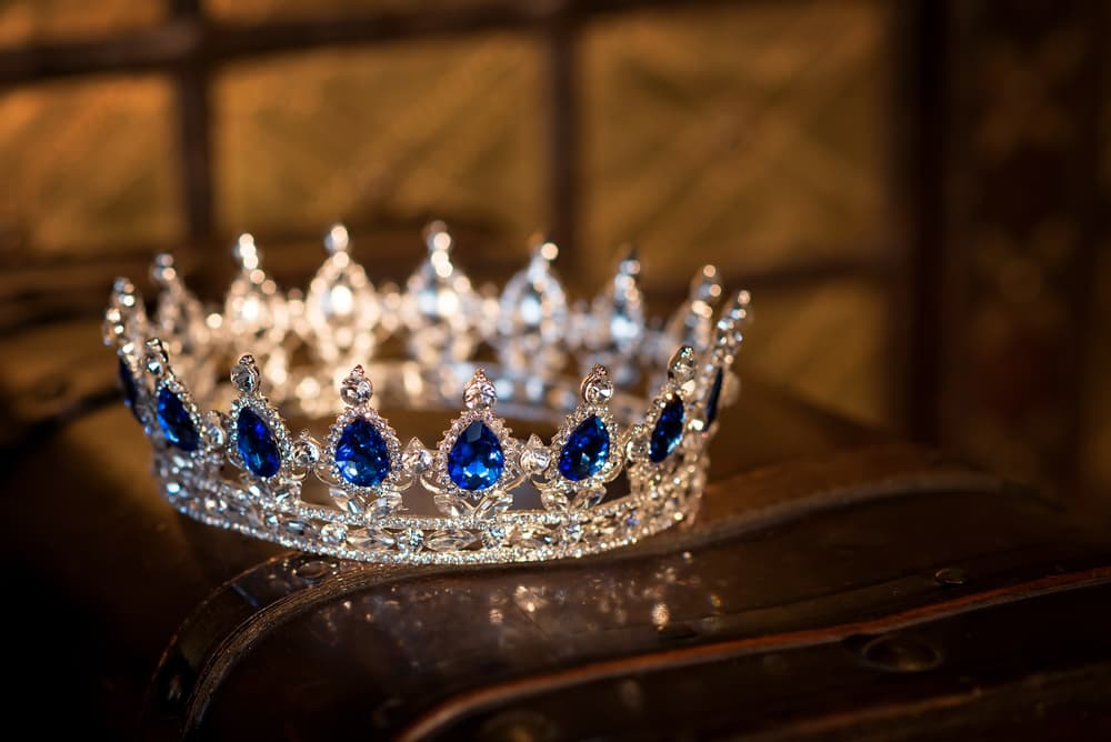 No obstante, ¿quién le diría que no a esta corona de plata con zafiros? Imagínate la monarca que porte eso y que sea nativa de Piscis, ya tendrá la mejor suerte y fortuna posible. ¿Quién quiere una así?