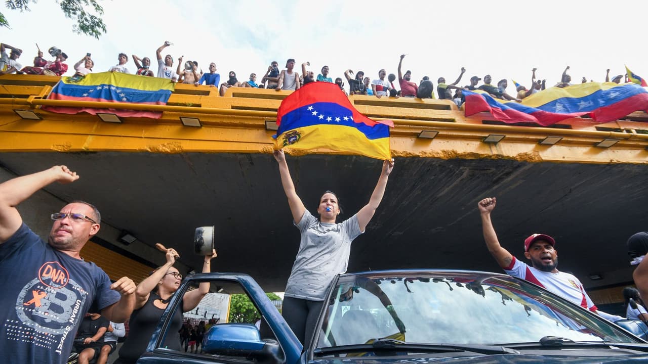 Desde Texas, Giuliano Colazza describe el ambiente de esperanza y lucha: "Desde el domingo se está viviendo, yo creo, 
<b>ese sentimiento de que vamos a ser libres</b>. Estamos atentos a lo que está sucediendo, 
<b>físicamente aquí, pero con el corazón y el alma en Venezuela</b>".