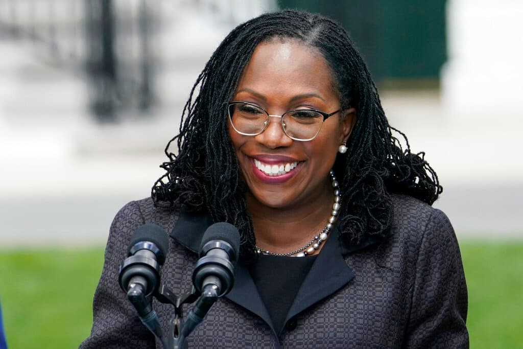 Ketanji Brown Jackson oficialmente se convierte en la primera mujer negra en la Corte Suprema