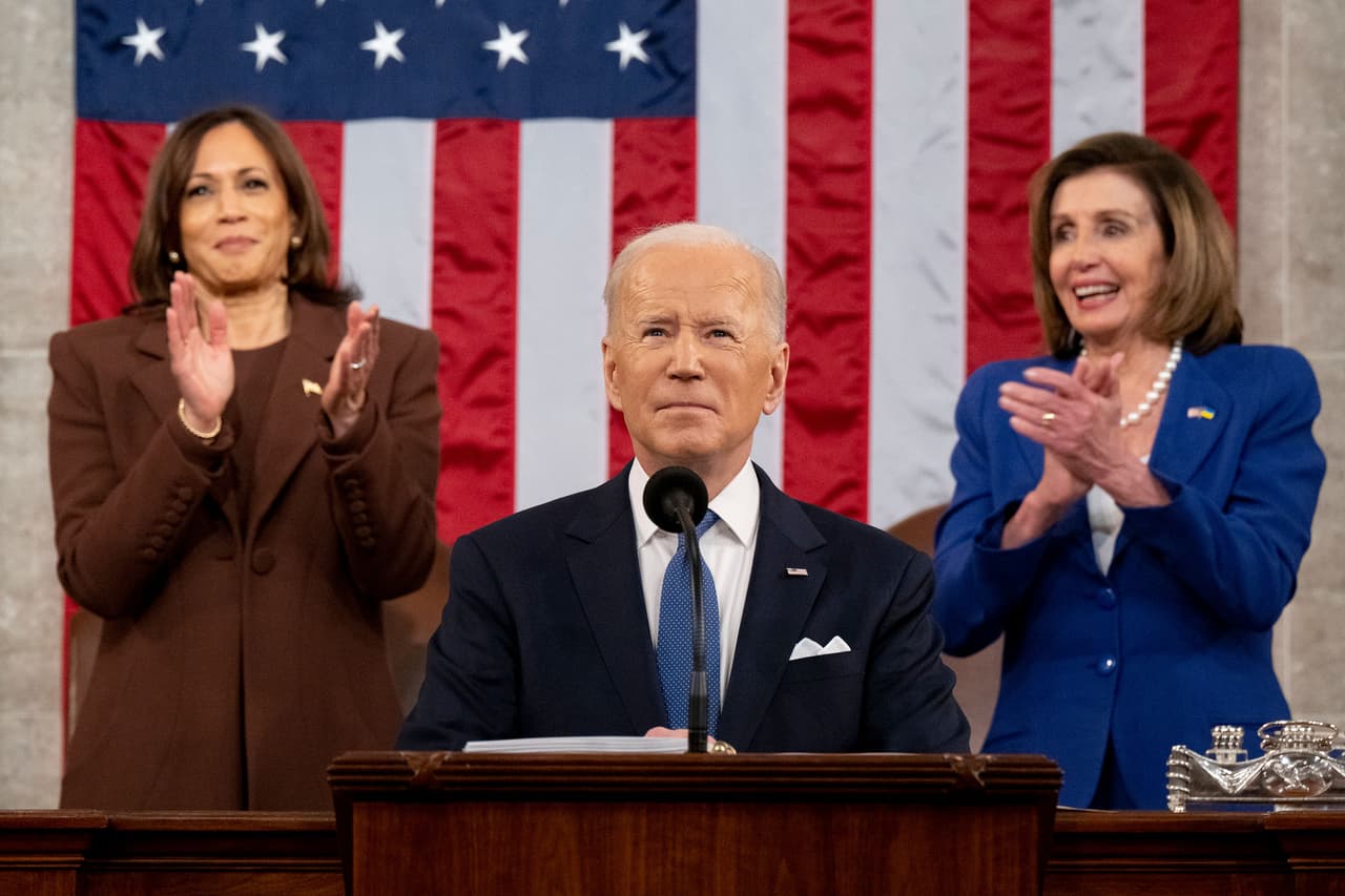 Biden anunció que, en alianza con sus aliados, decidió cerrar el espacio aéreo estadounidense a todos los vuelos rusos, “aislando aún más a Rusia y agregando una presión adicional a su economía”.
