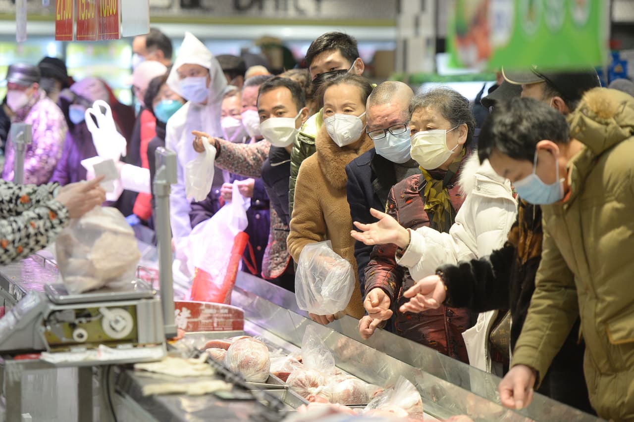 En Wuhan, una ciudad de 11 millones de habitantes aislada por las autoridades para contener el coronavirus, los residentes enmascarados se agrupan en los establecimientos de suministros básicos. Allí los vuelos, trenes, transporte público (incluido el servicio de autobuses, metro y ferry), han estado cerrados por diecinueve días.