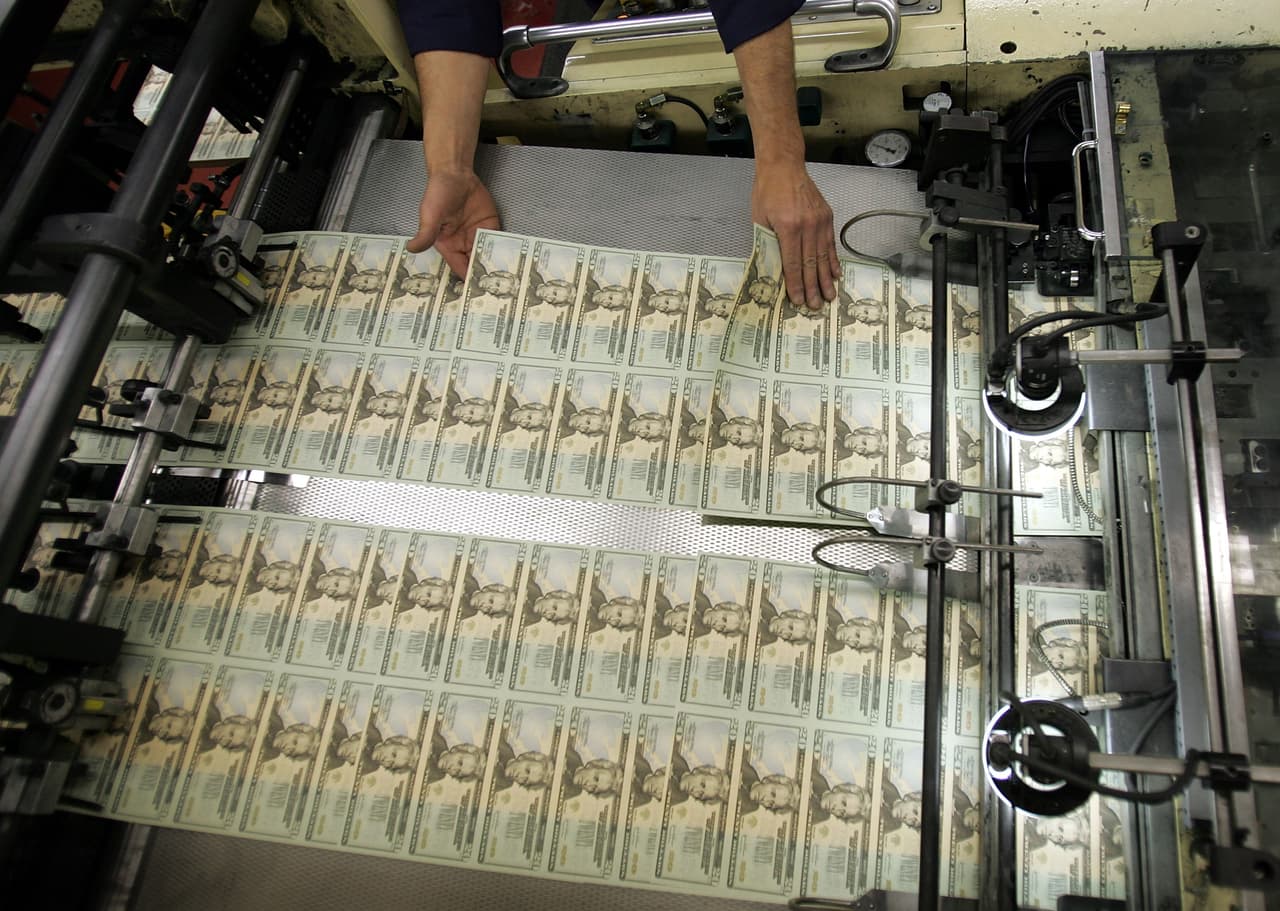 Los delitos fiscales, particularmente el fraude y la evasión, tienen un duro efecto en las finanzas públicas. El asunto no concierne solamente a quienes deciden no pagar los impuestos, sino también a 
<b>quienes se aprovechan de vacíos legales para pagar menos de lo requerido</b>. 
<br>
<br>Este listado –elaborado por el portal 247Wallst.com– toma en cuenta el conteo sobre los países con más delitos fiscales elaborado por la empresa de tecnología financiera Tipalti, así como 
<b>las naciones que registran mayores abusos</b> por los vacíos en su legislación de impuestos. 
<br>
<br>
<a href="https://www.univision.com/noticias/dinero/paises-ricos-mas-pagan-impuestos-tributos-fotos">Aquí puedes consultar los países</a> donde el pago de impuestos equivale a más del 50% de su ingreso anual.
