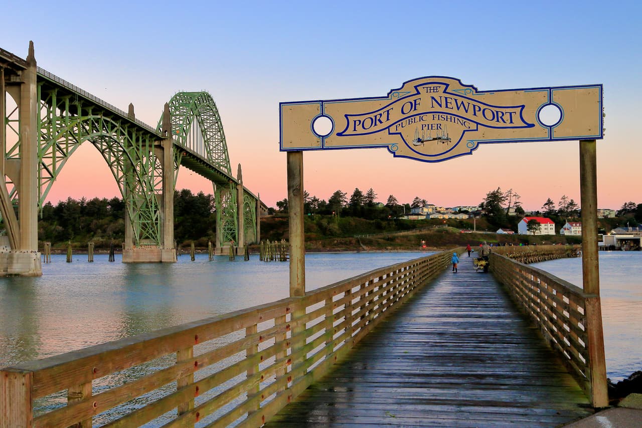 <b>Puesto 18. Newport, Oregon. </b>Esta ciudad costera ofrece una gran cantidad de actividades gratuitas para todo tipo de viajeros. Los amantes del arte pueden visitar el Centro de Artes Visuales de Newport y los que aman el mar pueden visitar la playa Agate o Yaquina Bay (en la foto). Las tarifas de hotel están aproximadamente en 150 dólares por noche.