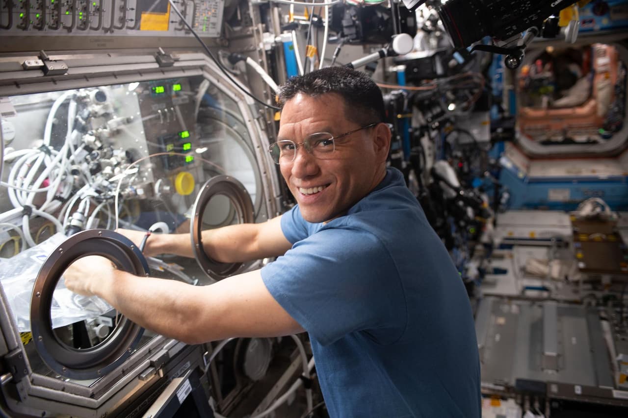 <h3 class="cms-H3-H3">Desarrollo de estructuras para producir el almacenamiento de energía: </h3>
<br>En la foto, Frank Rubio trabaja intercambiando muestras de aerogel de grafeno para un estudio de fabricación espacial.