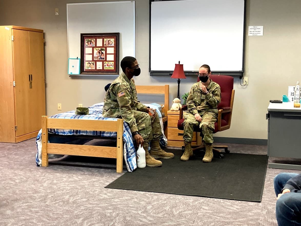 Los soldados reciben una formación de concienciación sobre el abuso sexual en el escenario de un dormitorio virtual en Fort Hood. "Somos el Ejército, tenemos tolerancia cero. Si ves algo así, no lo dejes pasar desapercibido".