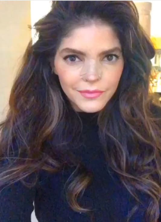 "A mis #ABfans y personas que me AMAN! Quiero compartirles que por una cuestión principalmente de salud, pero además estética me sometí a una operación de nariz. AHORA RESPIRO COMO NUNCA Y DE PASO (CREO QUE RECUPERE A MI NIÑA INTERIOR)😂😂😂 Estoy AGRADECIDA con el “TODO PODEROSO” MEDICOS Y ENFERMERAS 🙏🏻 pues durante años pospuse este evento por miedo y lo delicado de la cirugía! Les AGRADEZCO QUE ESTEN AL PENDIENTE, LOS AMO!!!".