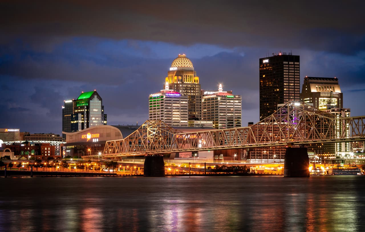 <b>Puesto 14: Louisville, Kentucky.</b> Si te gusta el bourbon esta podría ser la ciudad de tus sueños. 
<i>The Urban Bourbon Experience</i> es un sendero en toda la ciudad con muchas micro destilerías y otras actividades relacionadas con este licor. Louisville también es conocida por su innovadora cocina sureña.