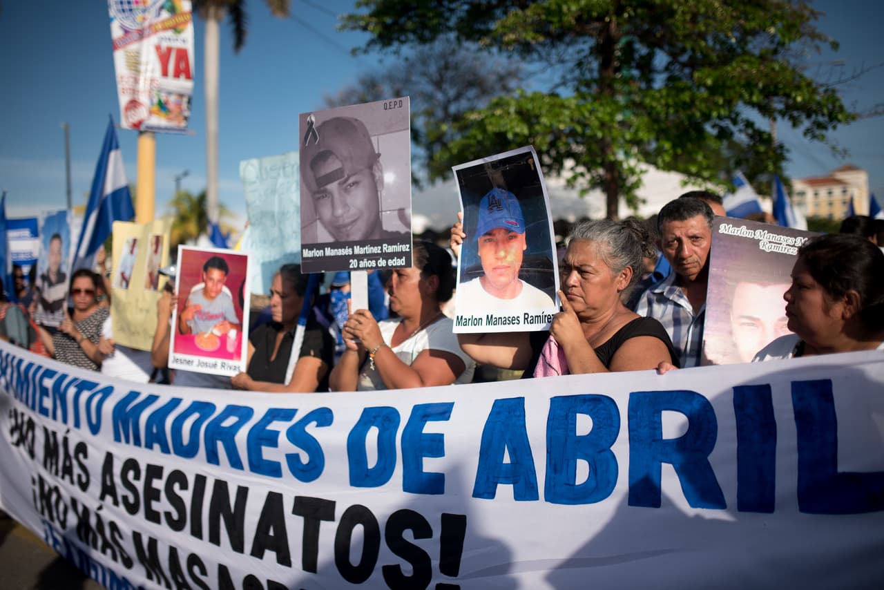No hay información ni un número exacto de quienes continúan con paradero incierto. Para las madres, la palabra desaparecido contiene una connotación casi fatal. A las abuelas que reclaman a sus nietos les recuerda a los desaparecidos de la dictadura somocista; a las madres más jóvenes les causa desesperanza y seguridad de que la grisura de este 30 de mayo arreciará el dolor. La celebración será reclamo. Las conocidas como las 'madres de abril', por ser el mes en el que comenzaron las protestas, marcharán en su día exigiendo retorno y justicia para sus hijos.