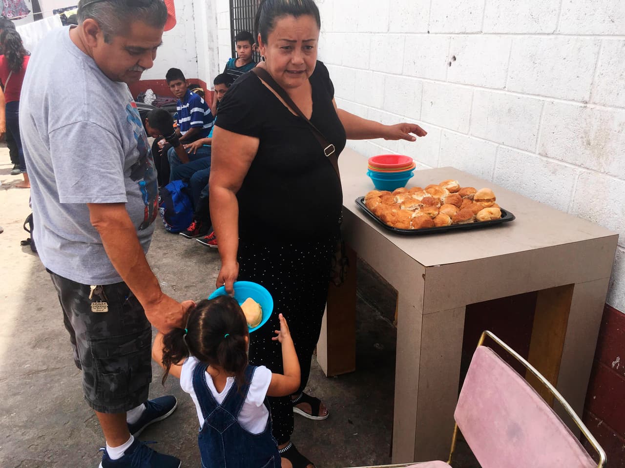 <b>Mexicali, Baja California. Alrededor de 800 personas en la lista para solicitar asilo.</b> En esta ciudad de un millón de habitantes, frente a Calexico, California, la lista también es administrada por los Grupos Beta mexicanos. Vestidos con camisas de color naranja brillante van llamando a los migrantes que tienen los números a los que corresponde su turno en las oficinas estadounidenses. En la fotografía Araceli Avilés, propietaria del refugio Alfa y Omega, reparte sándwiches de atún a los migrantes en Mexicali.