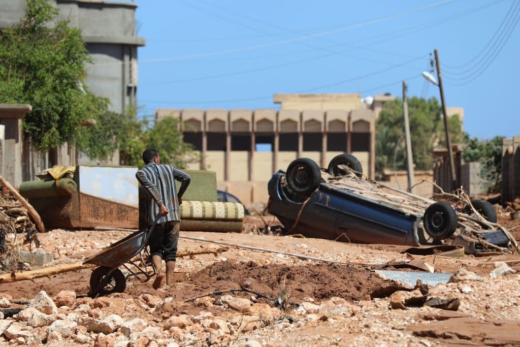 Un hombre cruza la calle llena de escombros en la ciudad de Soussa, en el este de Libia, el 15 de septiembre de 2023, después de la tormenta mediterránea "Daniel".