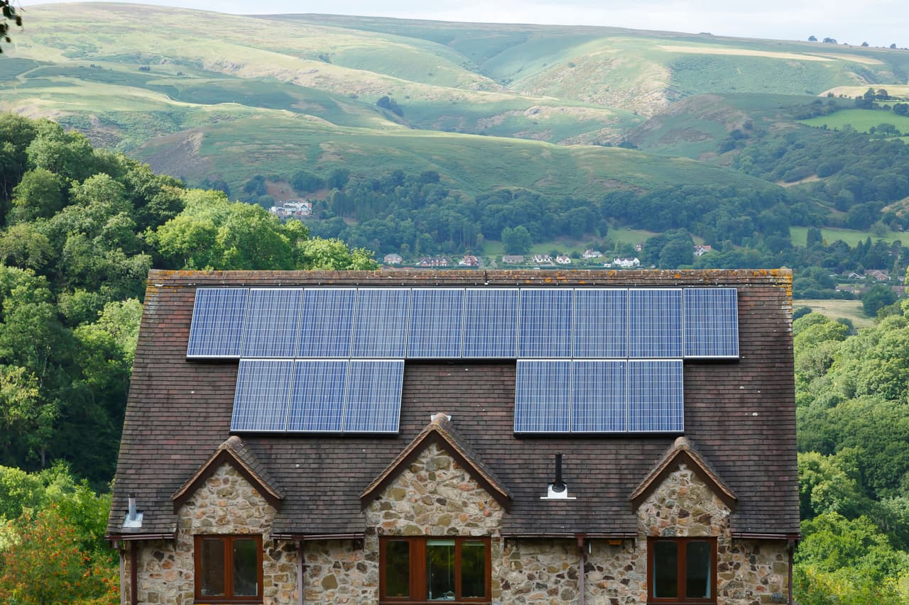 <b>Puesto 11. Reino Unido</b>
<br>
<br>Total de la producción mundial: 1.9%.
<br>
<br>Capacidad instalada: 13,563 megavatios.
<br>
<br>Vatios por habitante: 200.
<br>
<br>Más de las tres cuartas partes de las células solares se fabricaron en China en 2019, así como el 72% de los paneles fotovoltaicos del mundo.
<br>