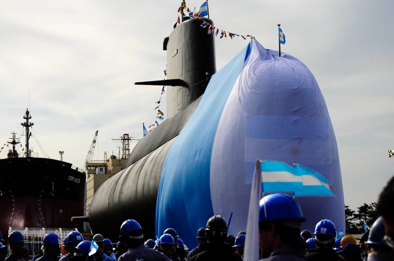 El ARA San Juan entró en servicio en 1985 y en 2011 fue parte de un programa de reparaciones de naves de la Armada argentina. En la fotografía, varios trabajadores posando junto al submarino recién repotenciado en el Complejo Industrial Naval Argentino (CINAR) el 27 de septiembre de 2011.